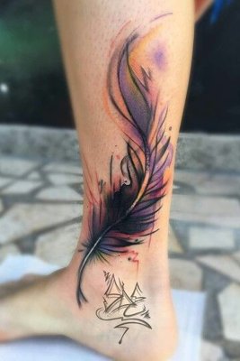 Tatouage plume jaune et lilas sur la cheville